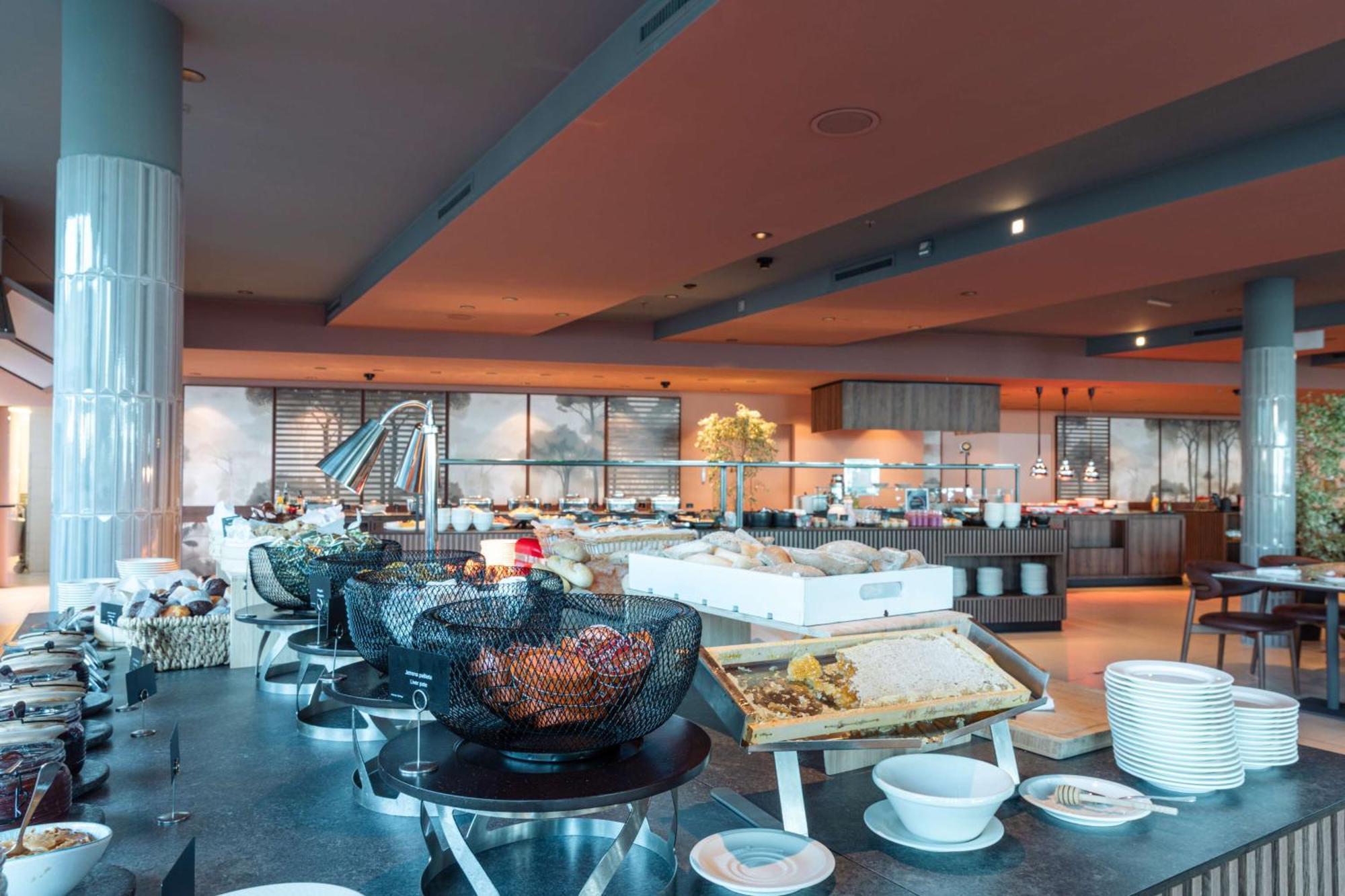 Radisson Blu Resort & Spa Σπλιτ Εξωτερικό φωτογραφία The buffet at the lounge
