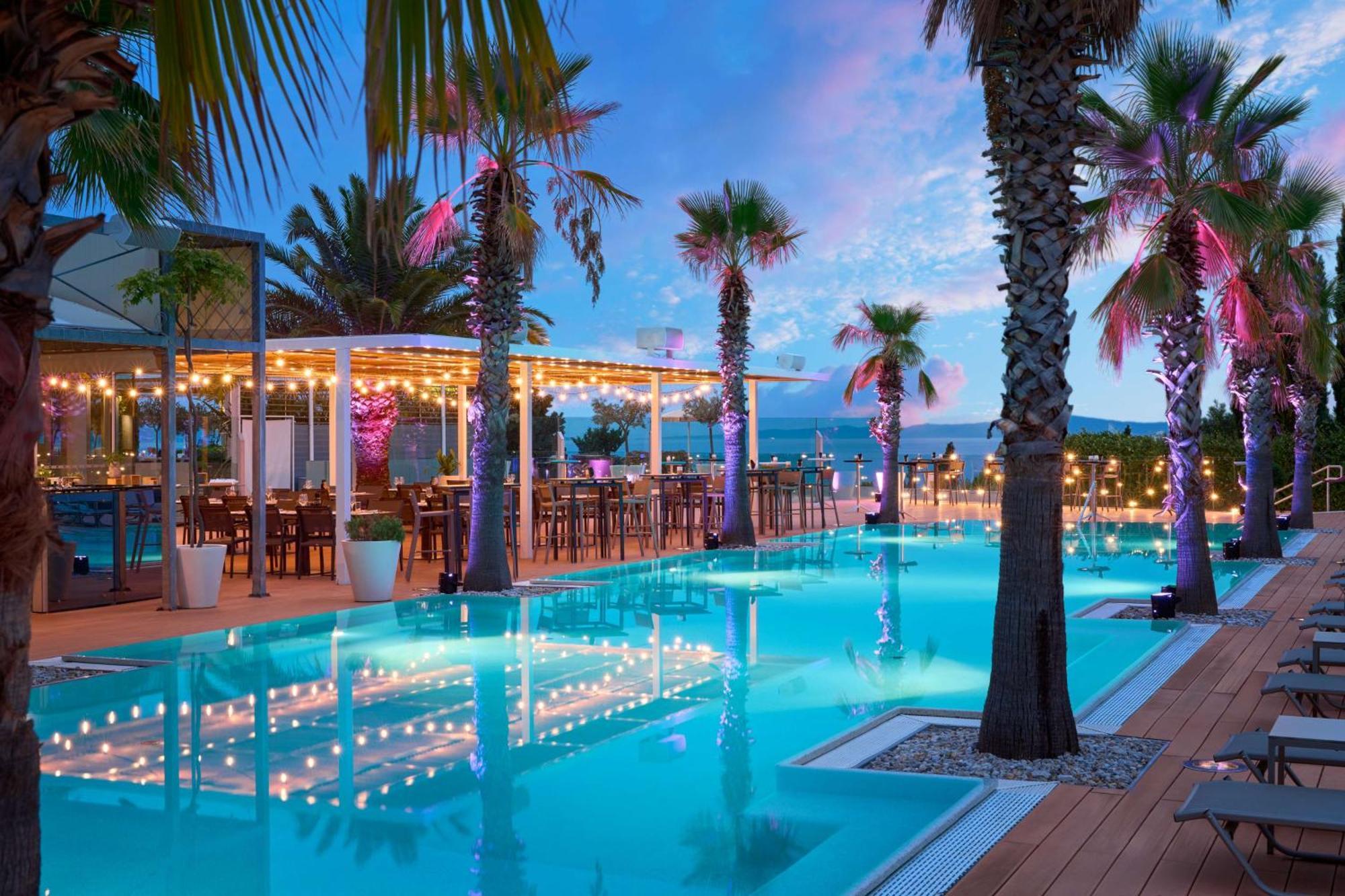 Radisson Blu Resort & Spa Σπλιτ Εξωτερικό φωτογραφία The pool at the Mykonos Grand Resort