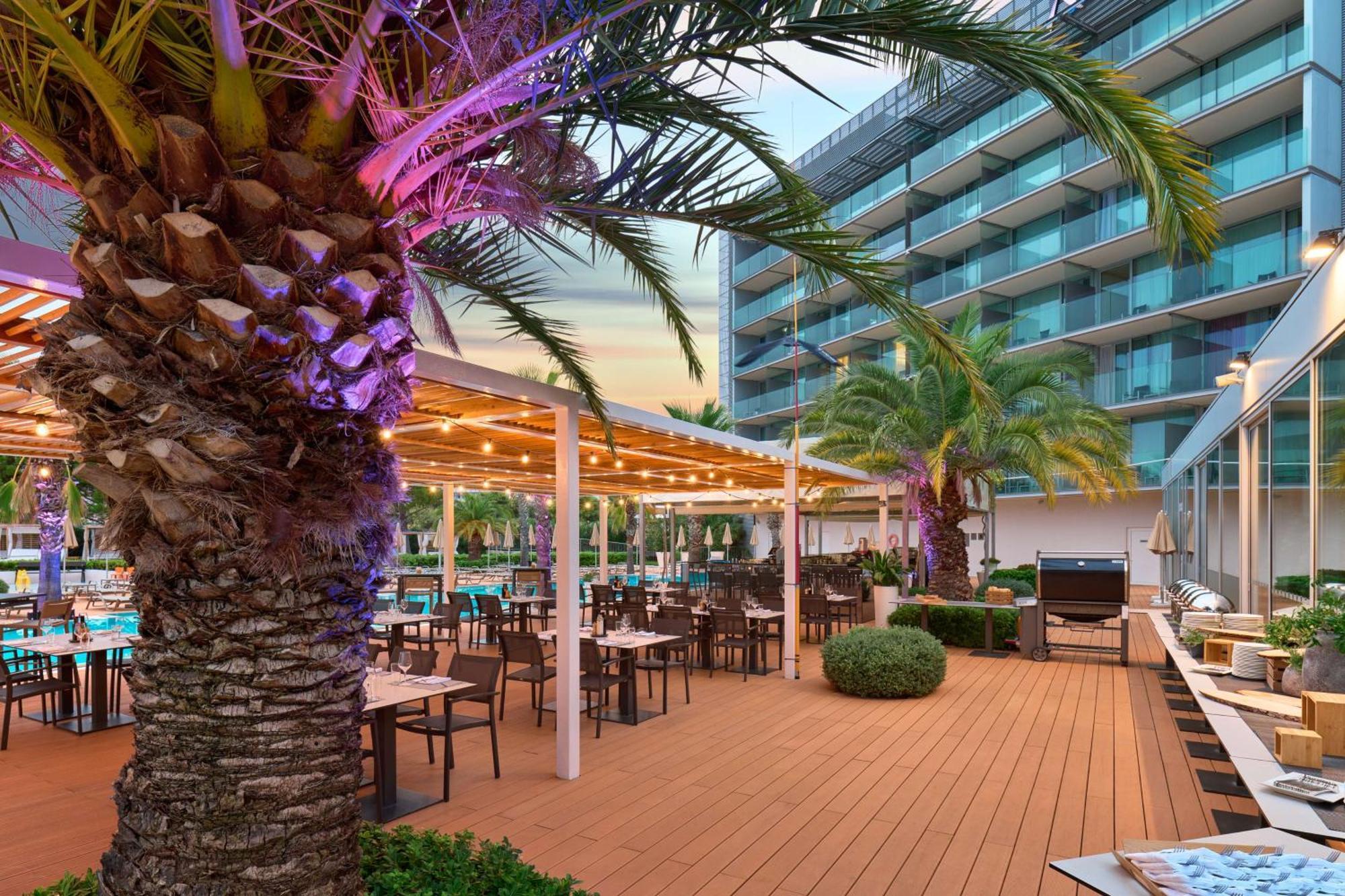 Radisson Blu Resort & Spa Σπλιτ Εξωτερικό φωτογραφία The hotel's pool area