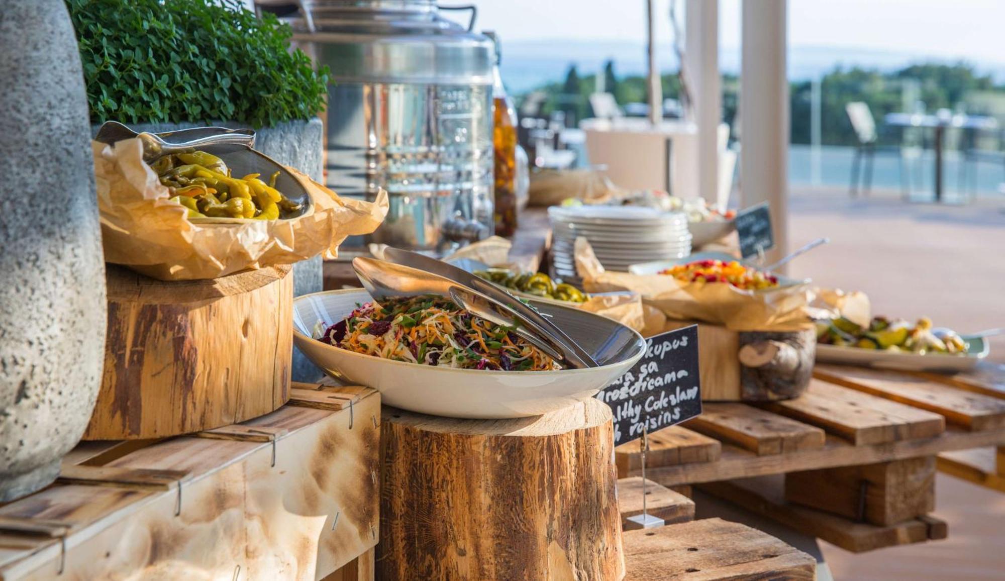 Radisson Blu Resort & Spa Σπλιτ Εξωτερικό φωτογραφία A buffet at a restaurant