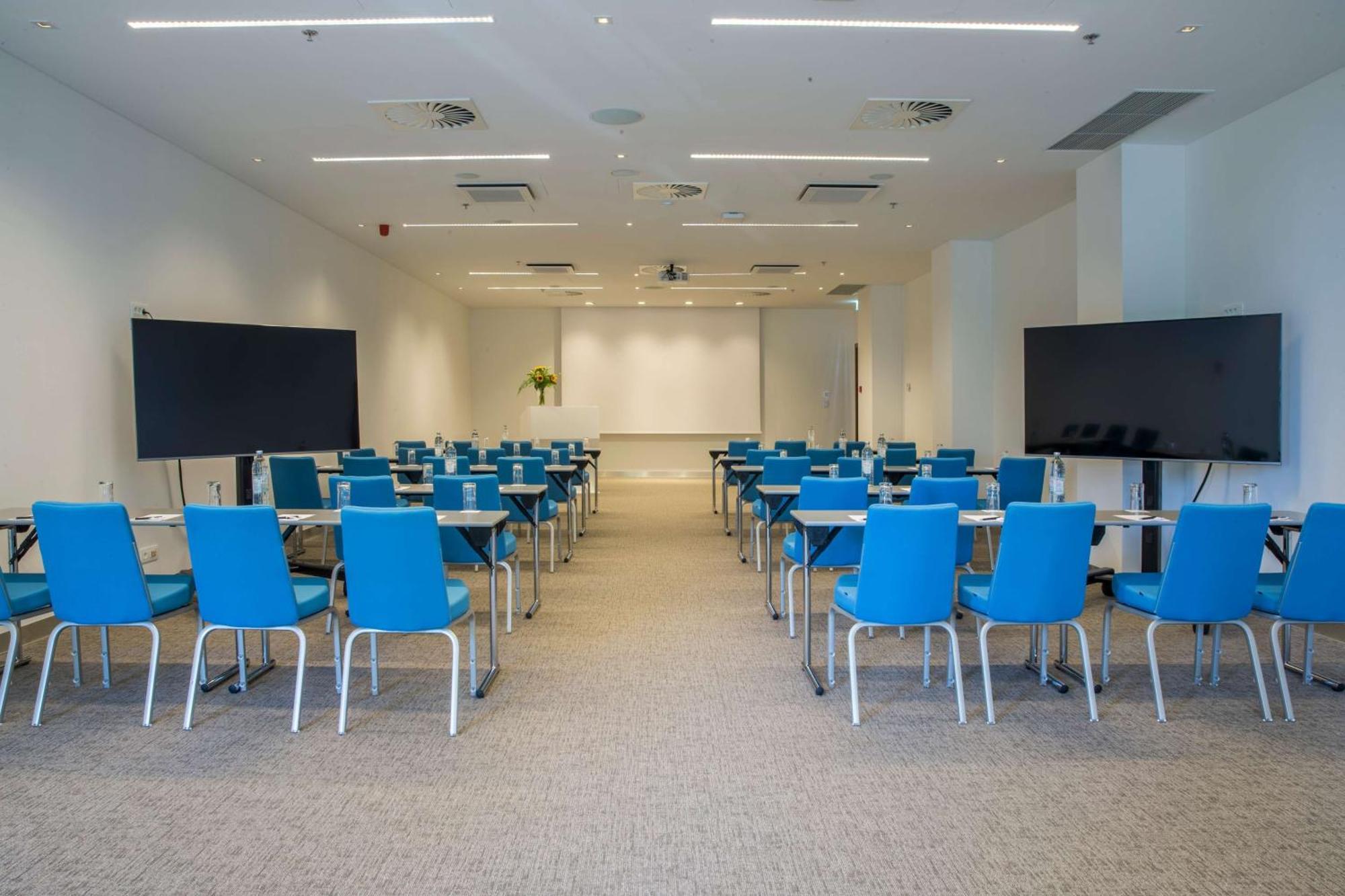 Radisson Blu Resort & Spa Σπλιτ Εξωτερικό φωτογραφία A classroom at the University of East Anglia