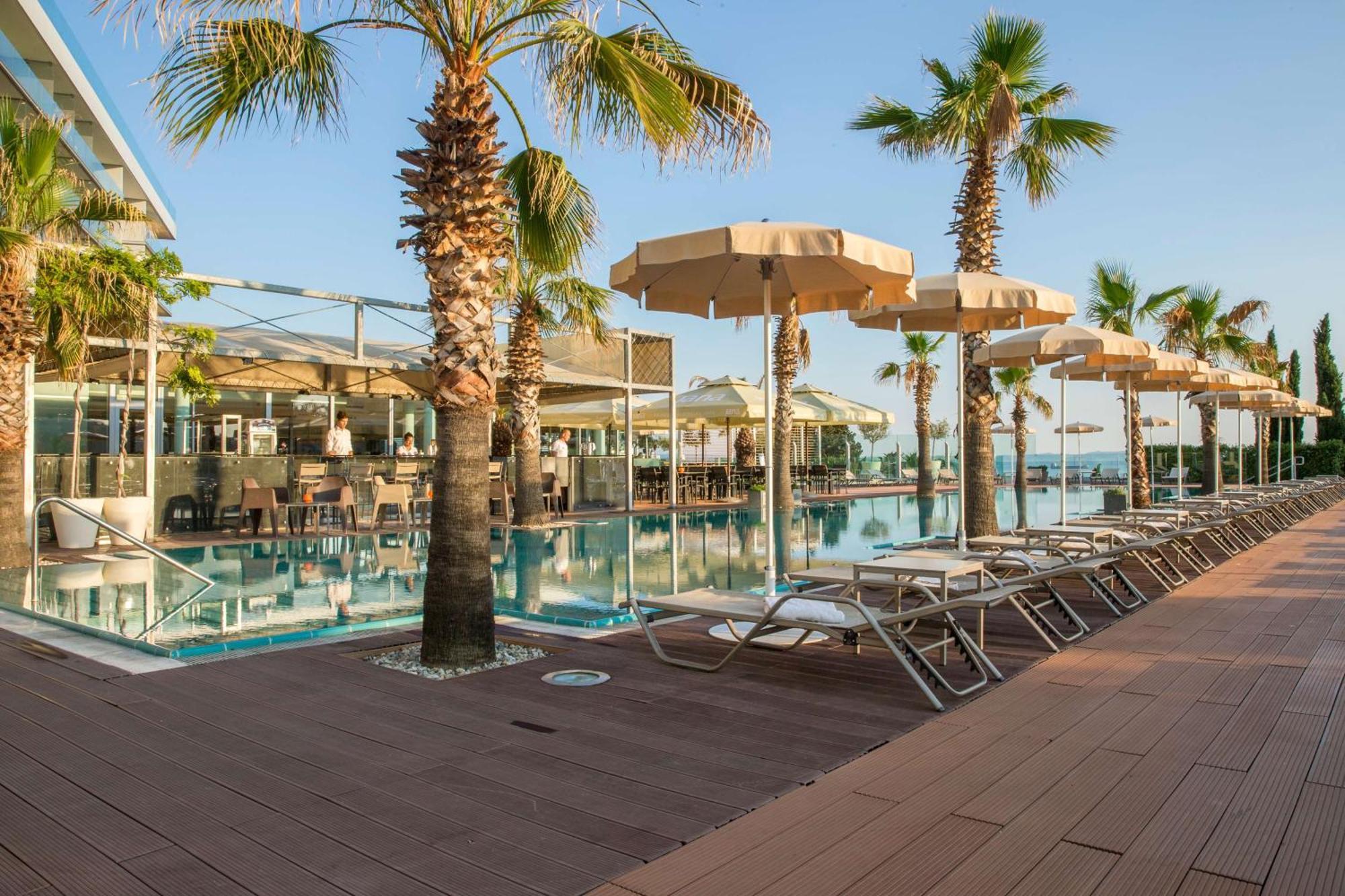 Radisson Blu Resort & Spa Σπλιτ Εξωτερικό φωτογραφία The pool at the hotel